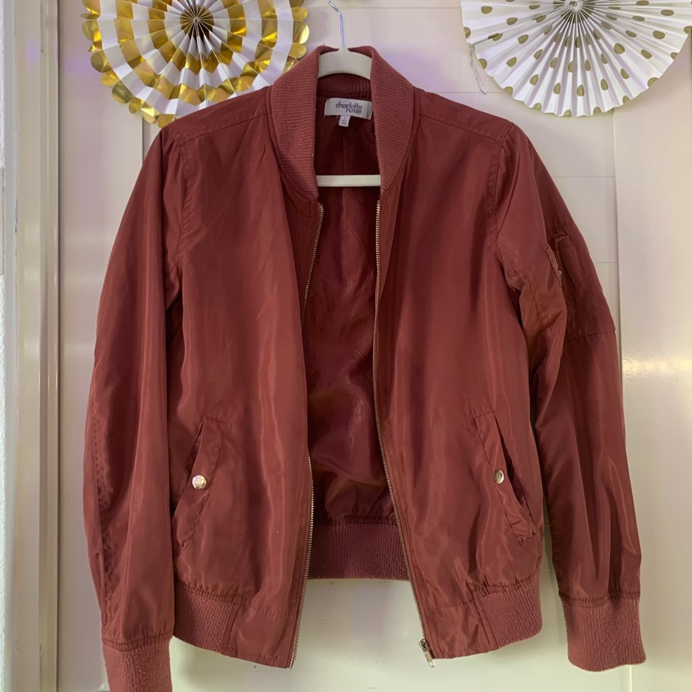Charlotte Ruse, Color Maroon.